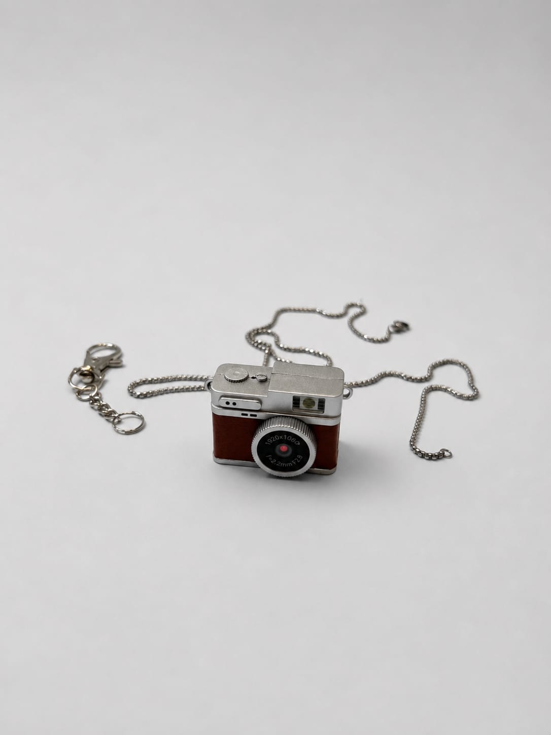 Mini Appareil Photo Pendentif – Capturez Vos Moments en Toute Discrétion